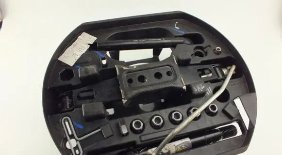 Renault Megane I Spare wheel mounting bracket 