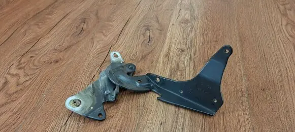 Engine bonnet/hood hinges