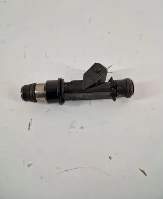 Volkswagen Polo V 6R Fuel injector 25313846