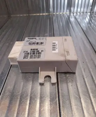 BMW 5 F10 F11 Air suspension control unit module (rear) 686038601