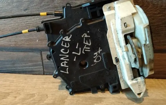 Mitsubishi Lancer Front door lock