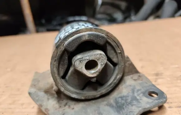 Jeep Cherokee III KJ Engine mount bracket
