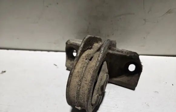 Engine mount bracket