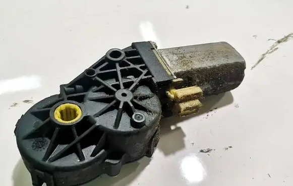 Nissan Pathfinder R51 Seat adjustment motor 