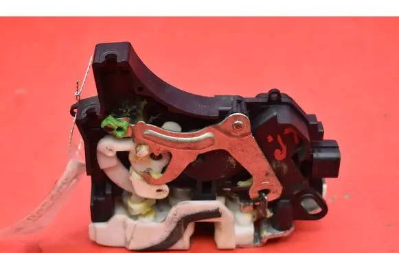 Mitsubishi Lancer VIII Front door lock