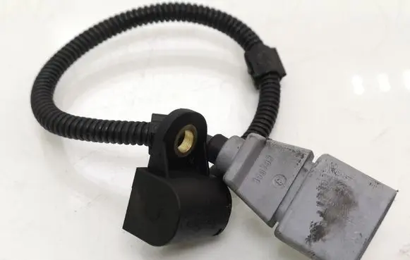 Volkswagen PASSAT B6 Crankshaft position sensor 9805940