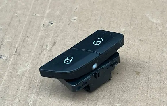 Audi A3 8Y Rear glass lock/latch E502 5F1962125