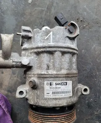 Volkswagen Jetta VI Air conditioning (A/C) compressor (pump) 1k0820808b