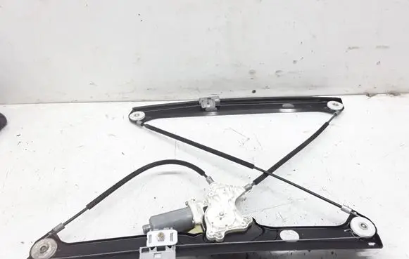 Mercedes-Benz Vaneo W414 Front door window regulator with motor 0130821920