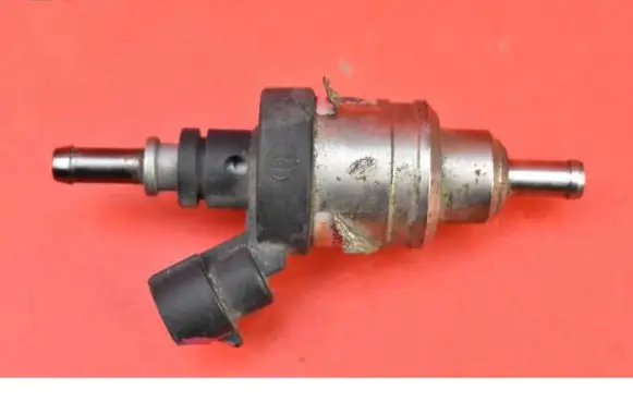 BMW 5 E39 Fuel injector 67R-010213