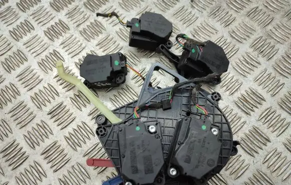 Volvo XC70 Air flap motor/actuator 6G9N19E616