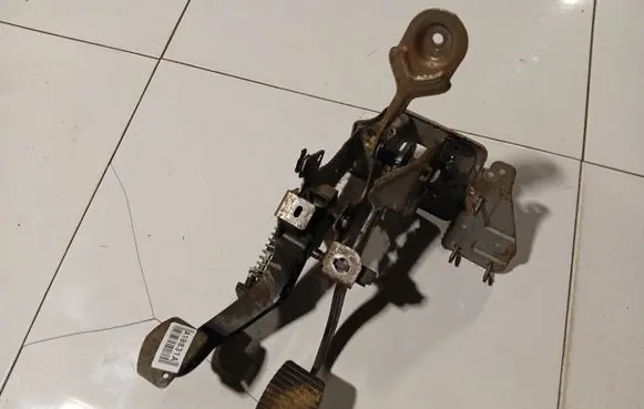 Citroen C4 I Clutch pedal 