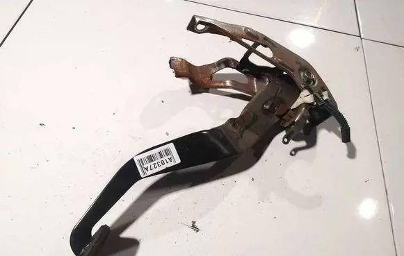 Toyota Yaris Clutch pedal 