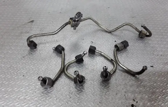 Fuel injector supply line/pipe