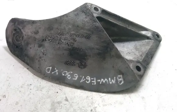 BMW 5 E60 E61 Engine mounting bracket 677106902