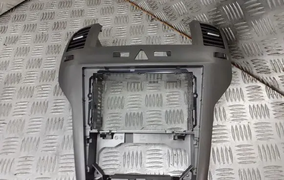 Opel Zafira B Radio/GPS head unit trim 13162556