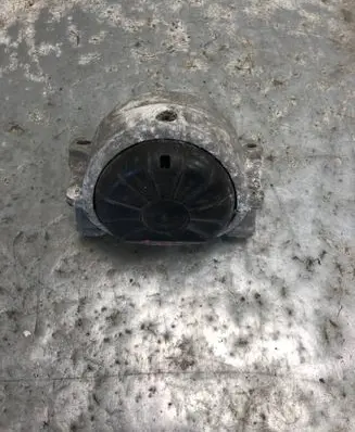 Engine mount bracket