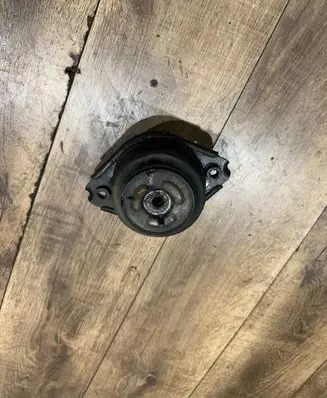 Engine mount bracket