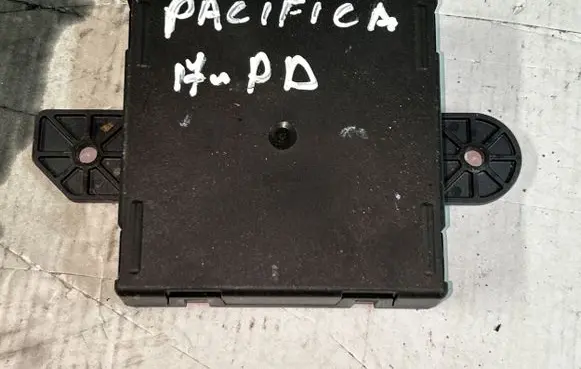 Chrysler Pacifica Door control unit/module 68316560AB