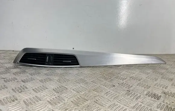Mercedes-Benz C W204 Dash center air vent grill A2048306154