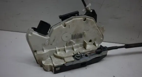 Volkswagen PASSAT CC Rear door lock 5N0839016D