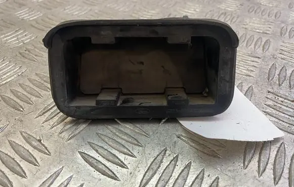 Ford Mustang V Quarter panel pressure vent 4R3363278C26BA