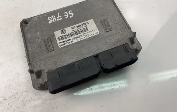 Volkswagen Fox Engine control unit/module 03E906033R