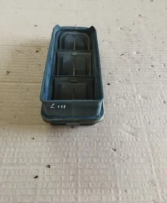 Quarter panel pressure vent
