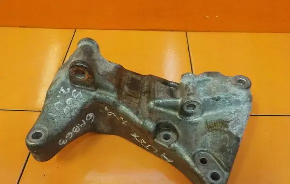 Volvo S60 Engine mounting bracket 31401932