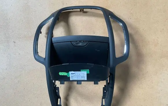 Radio/GPS head unit trim