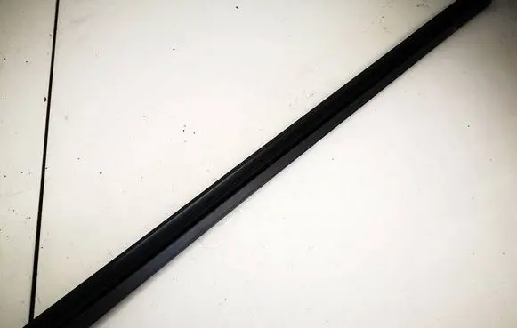 Skoda Roomster (5J) Front door glass trim molding 5j7837479