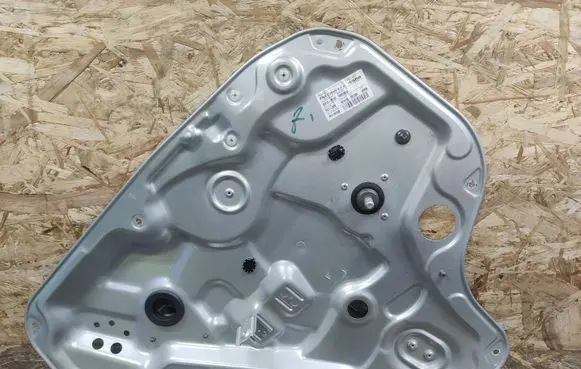 Rear door manual window regulator