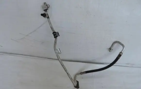 Opel Vivaro Air conditioning (A/C) pipe/hose 924907582R