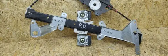 Front window lifting mechanism without motor