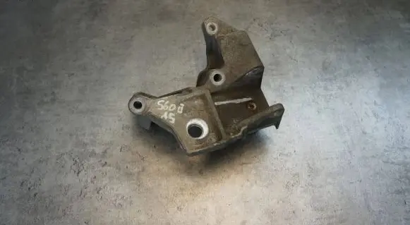 Engine mounting bracket