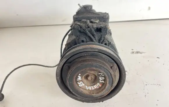 Volkswagen PASSAT B5 Air conditioning (A/C) compressor (pump) 8D0260808
