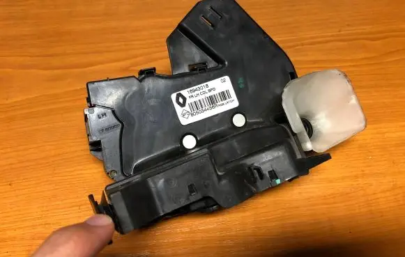 Renault Megane IV Front door lock 16943018