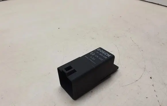 Volkswagen Touran I Glow plug pre-heat relay 0281003038