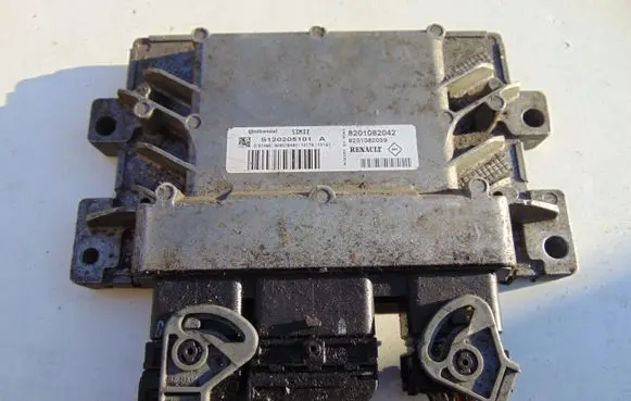 Dacia Sandero Engine control unit/module 8201082042 8201082039