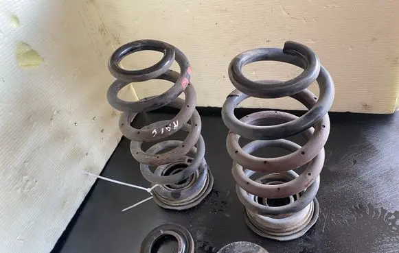 Toyota RAV 4 (XA40) Rear coil spring