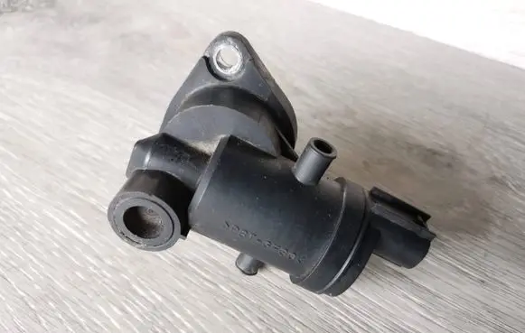 Mazda 3 I Vacuum valve 11G3