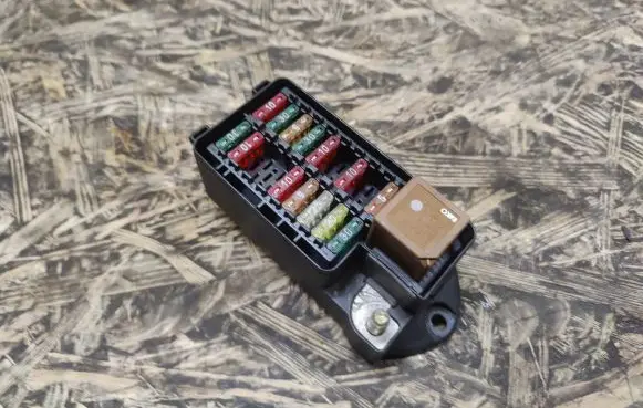 Jaguar XK8 - XKR Fuse module LJC2800CA