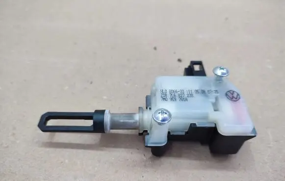 Volkswagen Touareg I Tailgate boot lock/latch motor 7L6827238