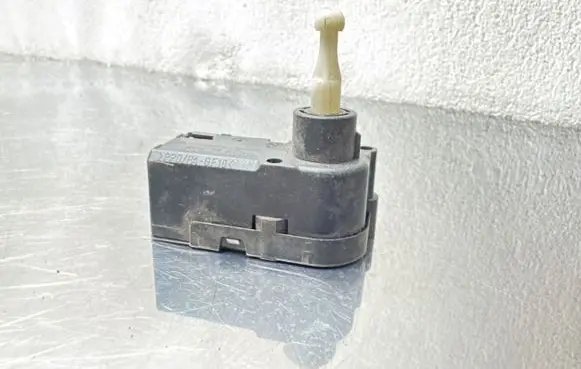 Opel Corsa C Headlight level adjustment motor 0307853322
