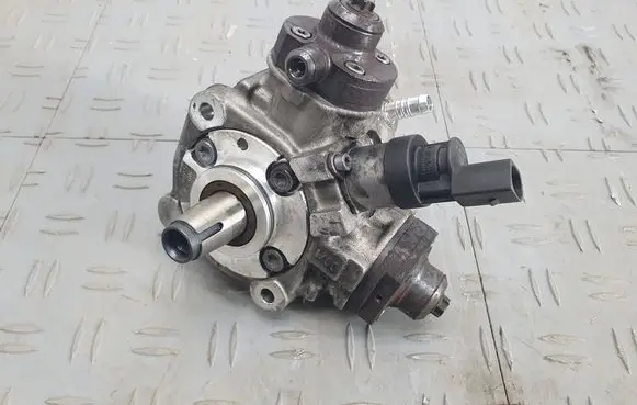 BMW X5 E70 Fuel injection high pressure pump 7805419 0445010623
