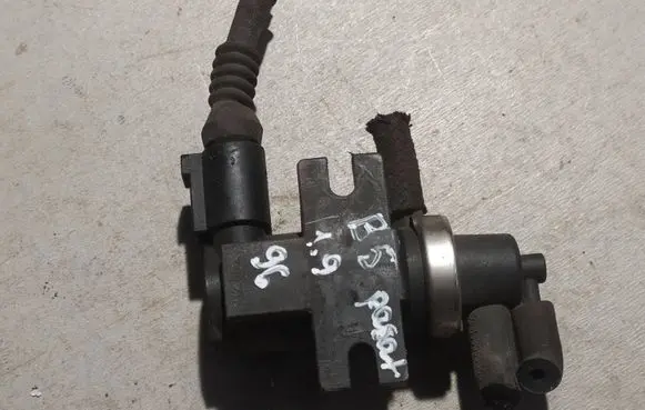 Volkswagen Golf V Turbo solenoid valve 1J0906627