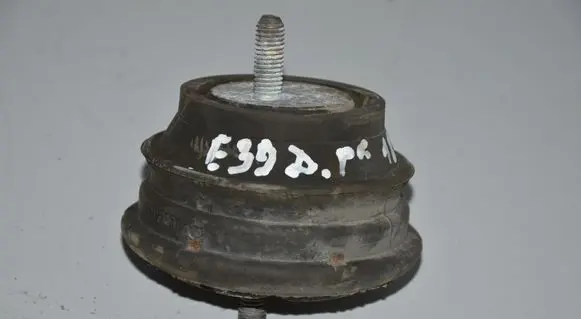 BMW 5 E39 Engine mount bracket