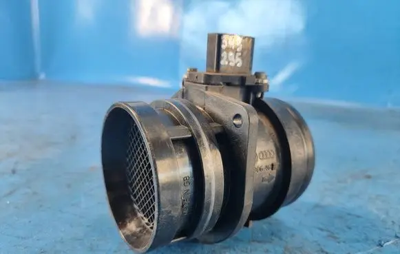 Volkswagen Tiguan Mass air flow meter 06J906461B