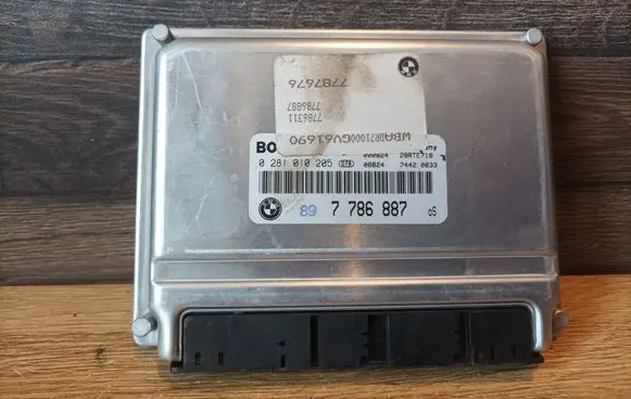 BMW 5 E39 Engine control unit/module 0281010205