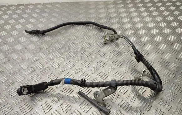 Toyota RAV 4 (XA40) Positive cable (battery) 8282320100